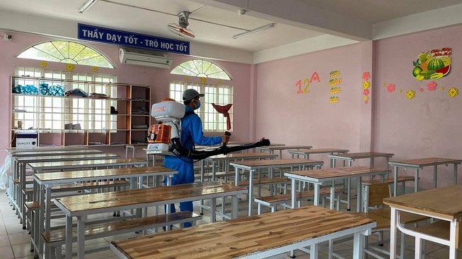 Trường THCS - THPT Hồng Hà, TP.HCM phun thuốc khử trùng phòng học