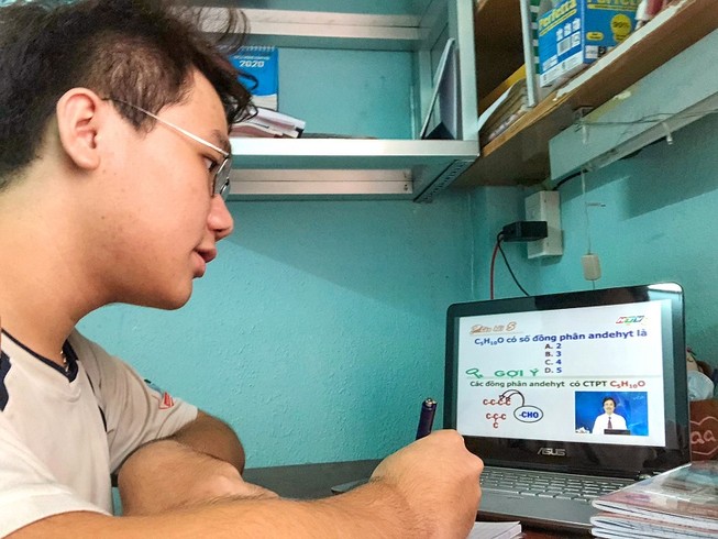 Học sinh TP.HCM học bài qua chương trình truyền hình. Ảnh: PHUONG BÌNH