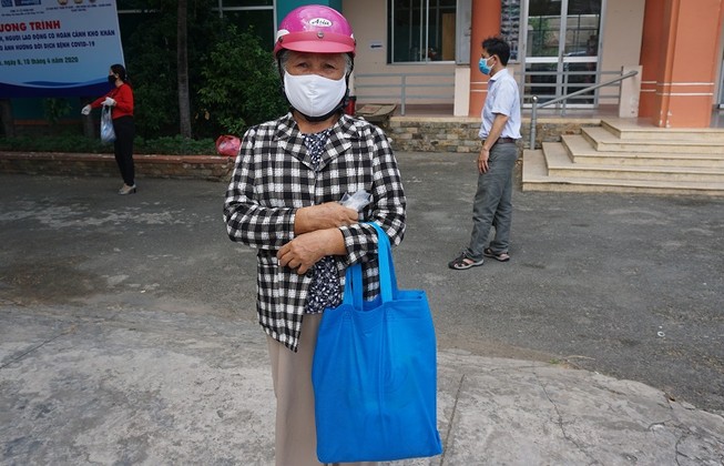 'May có gạo ăn đỡ chứ thời gian này vất vả lắm!'