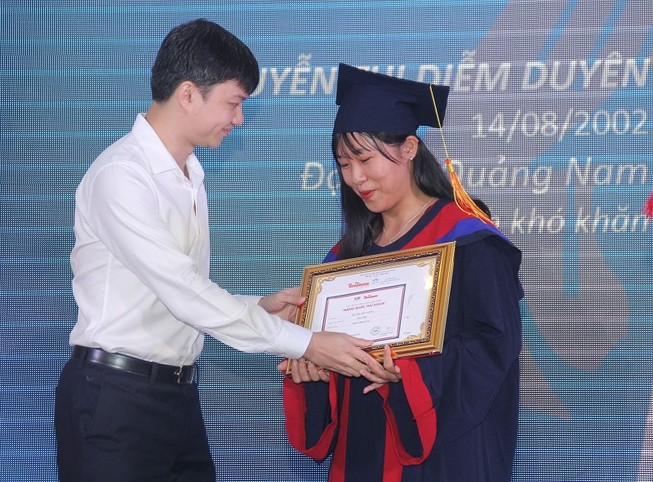 Tân Hoa hậu Đỗ Thị Hà nhắn nhủ đến tân thủ khoa