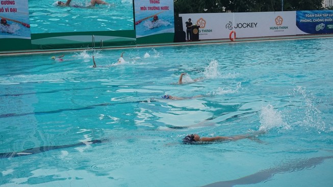 TP.HCM: 667 học sinh tranh tài bơi lội