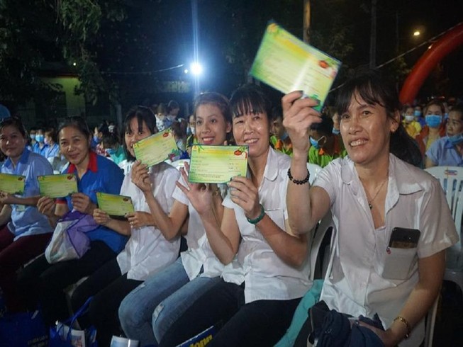 'Con không cần quà, chỉ cần mẹ thôi, mẹ về với con đi'
