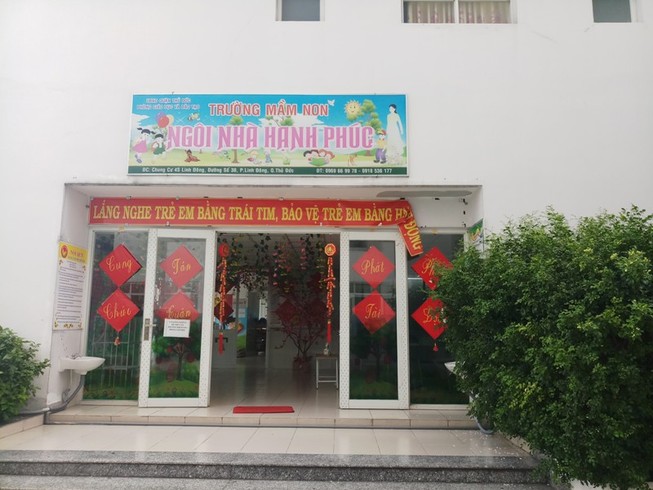 Vô tình xô bạn té, bé trai 5 tuổi bị bêu xấu, buộc chuyển lớp