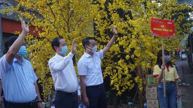 “Chuyến xe mùa xuân” đưa hàng ngàn sinh viên về quê ăn Tết