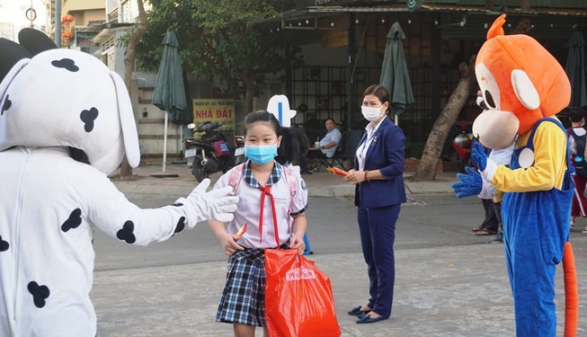 GV hóa thân thành nhân vật hoạt hình, lì xì đón HS đi học lại