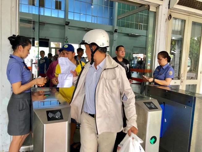 Sân bay và ga tàu đông kín trong ngày đầu nghỉ lễ