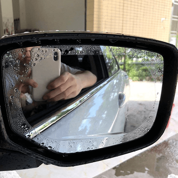 Miếng dán chống nước trên gương ô tô có thật sự hiệu quả?