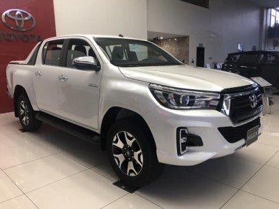 Bán tải đua nhau giảm, Toyota Hilux có giá lăn bánh bao nhiêu?
