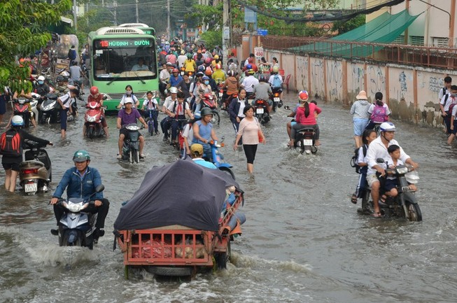 Nhiều khu vực tại TP.HCM bị ngập nặng do triều cường. Ảnh:TS.
