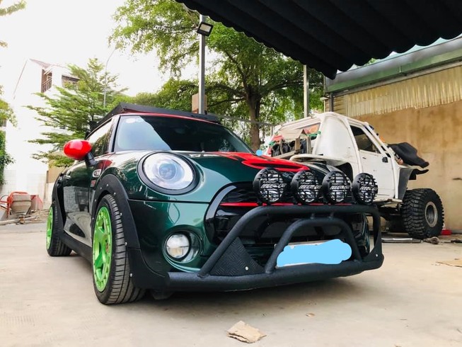 'Đột nhập' xưởng độ xe nức tiếng Sài Gòn