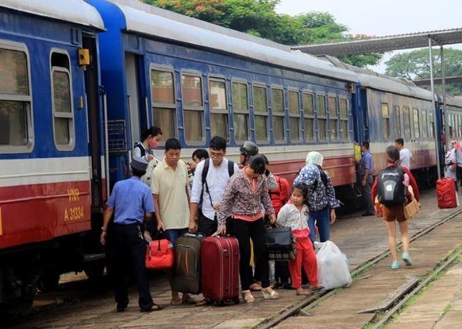 Tạm ngưng một số chuyến tàu vào TP.HCM và ngược lại