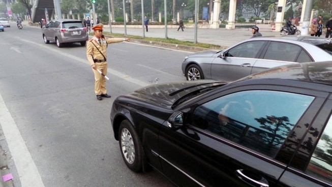 Không bật đèn xi nhan khi rẽ có thể bị tước bằng lái 3 tháng
