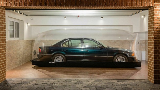 Xe sang BMW nằm trong bong bóng bơm hơi suốt 2 thập niên