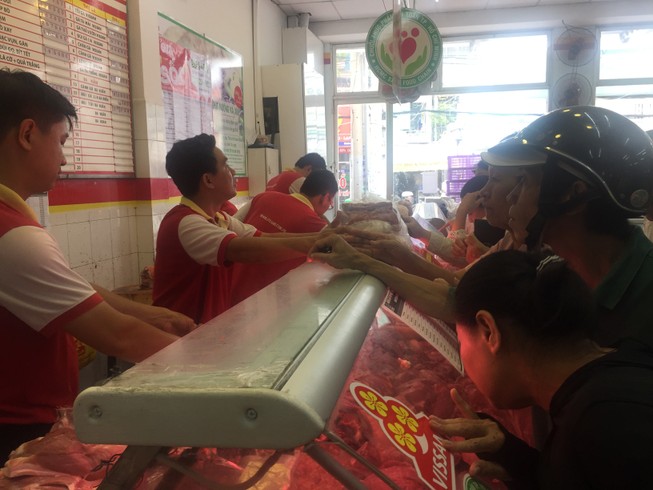 Nườm nượp đi mua thịt heo sạch giá 35.000 đồng
