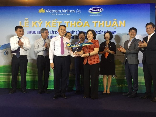 Vinamilk bắt tay Vietnam Airlines đưa sữa Việt ra thế giới