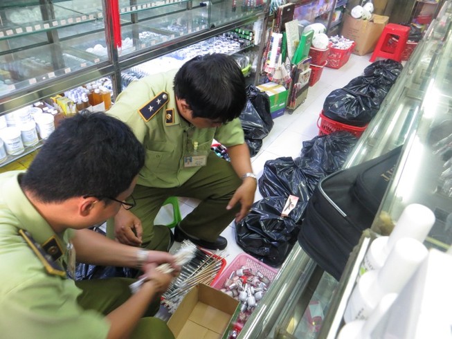 Ăn gian chất lượng bình ắc quy, biến đất sét thành phân bón