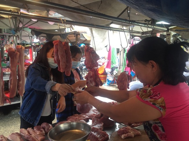 Tại Việt Nam trong những ngày gần đây, giá thịt heo liên tục tăng cao. Hiện giá heo hơi đã lên mức trên 60.000 đồng/kg