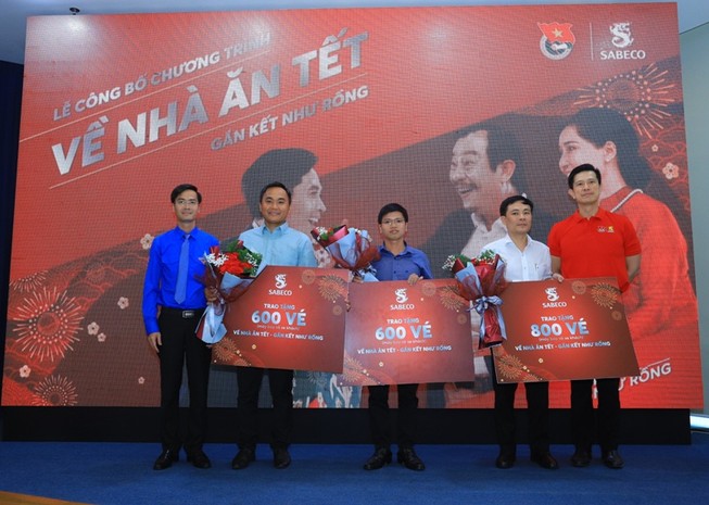 Tặng 2.000 vé máy bay, vé xe cho người lao động về quê ăn tết