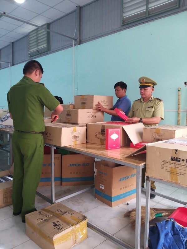 Phát hiện kho mỹ phẩm lậu núp bóng văn phòng may mặc