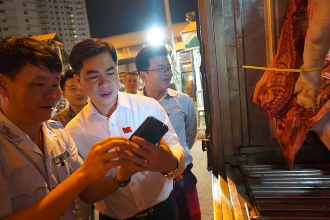 Trưởng Ban kinh tế - ngân sách HĐND TP 'vi hành' chợ