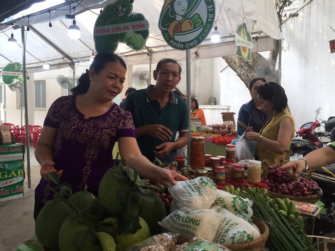 Hàng trăm món ăn độc đáo hội tụ tại phiên chợ Quà Việt 2020