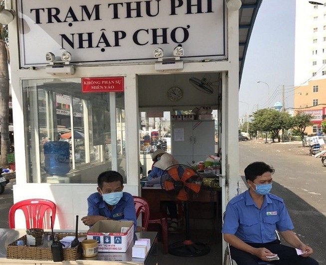 Tiểu thương đồng loạt đeo khẩu trang phòng Corona