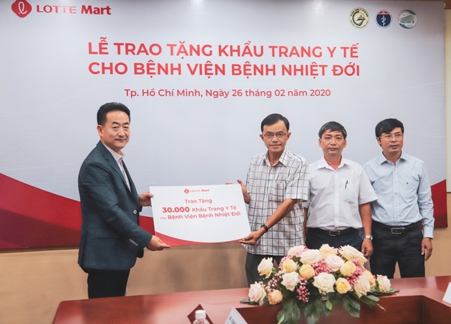 Tặng 30.000 khẩu trang y tế cho BV Bệnh nhiệt đới