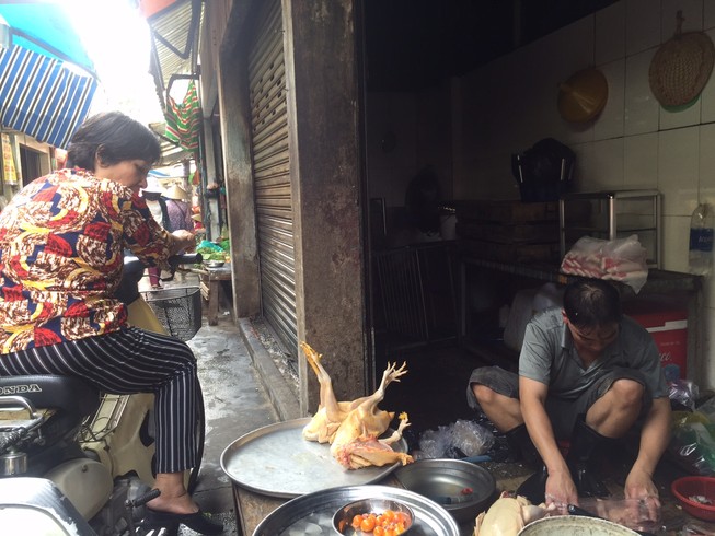 Giá xăng giảm nhưng giá hàng hóa chưa giảm ngay