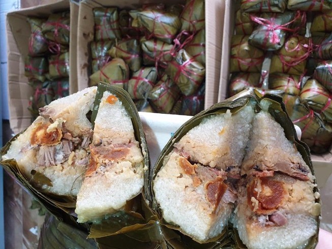 Tết Đoan Ngọ: Giá nhiều loại bánh dân gian tăng vọt