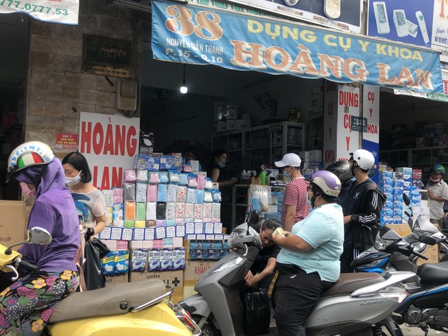 Hàng ngàn hộp khẩu trang y tế giá 25.000 đồng