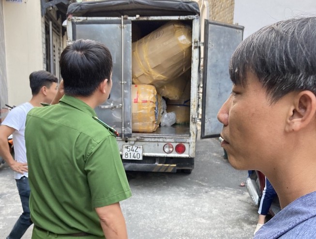 Phát hiện kho hàng chứa hơn 4.000 nón Sơn giả