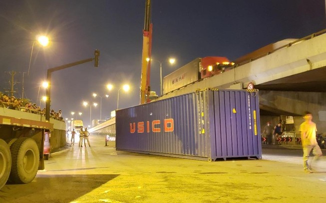 Đụng gầm cầu, xe container rớt thùng hàng