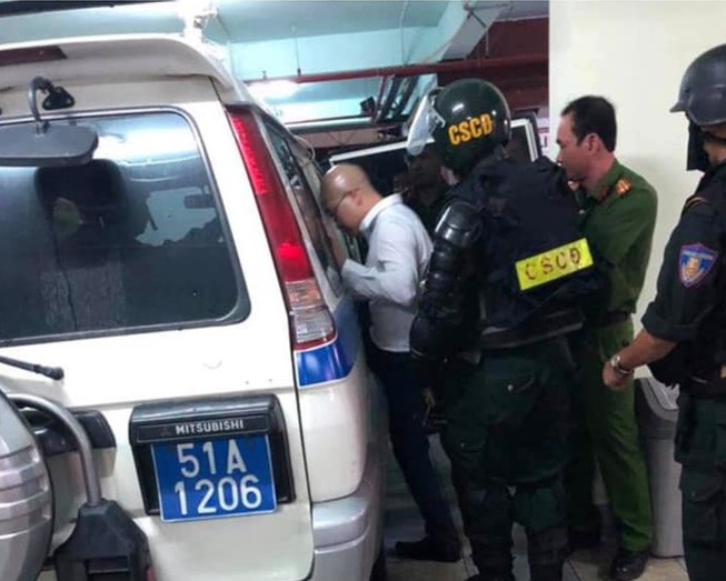 Áp giải 2 anh em Nguyễn Thái Luyện về trụ sở lúc rạng sáng