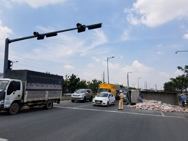 Xe tải chở xi măng lật trên đại lộ Phạm Văn Đồng