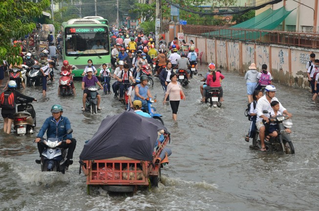 Học sinh TP.HCM bì bõm trong biển nước do triều cường