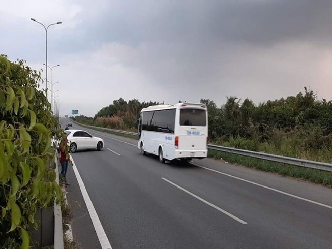 Tháo hộ lan quay đầu xe trên cao tốc là vi phạm
