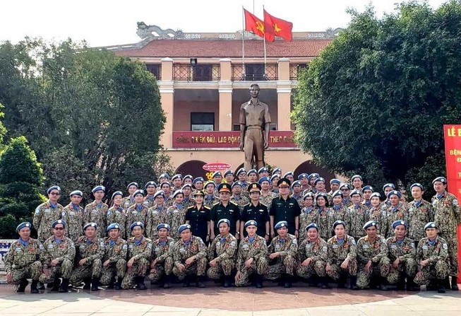Đoàn giữ gìn hòa bình Liên Hiệp Quốc báo công lên Bác Hồ