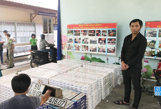 Ô tô gặp nạn trước cửa hầm Thủ Thiêm, tài xế bỏ chạy