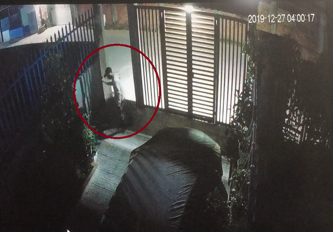 Camera ghi lại cảnh trộm đột nhập lấy ba xe máy tại Thủ Đức