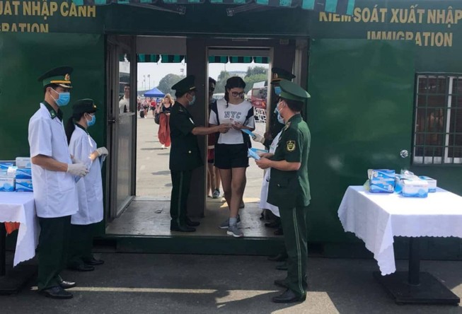 Phát khẩu trang và kiểm tra thân nhiệt sinh viên quốc tế