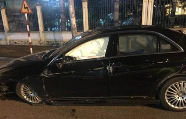 Tài xế có nồng độ cồn cao lái Mercedes lật nhào nhiều vòng