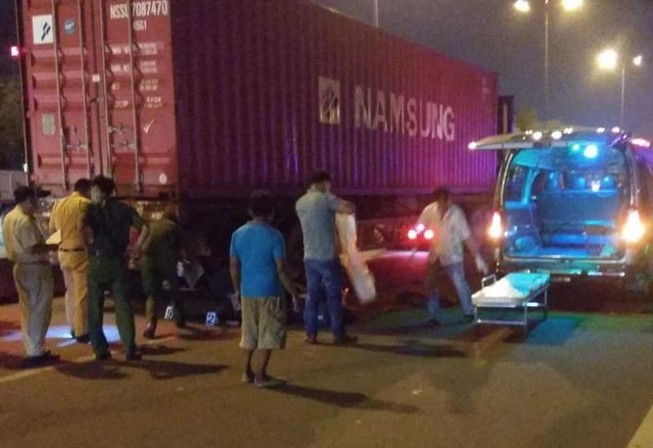 Xe container đi trong làn xe máy gây tai nạn, 1 người tử vong