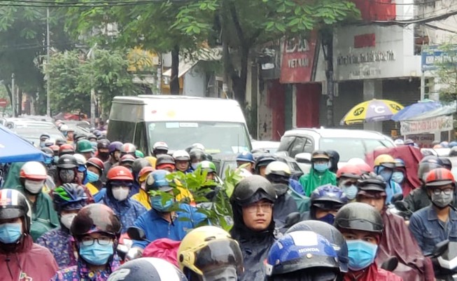 Dòng người trễ giờ làm vì bị 'chôn chân' trên đường