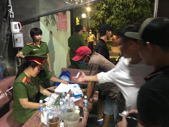 Nhiều người ở chợ đầu mối Thủ Đức được đưa đi cai nghiện