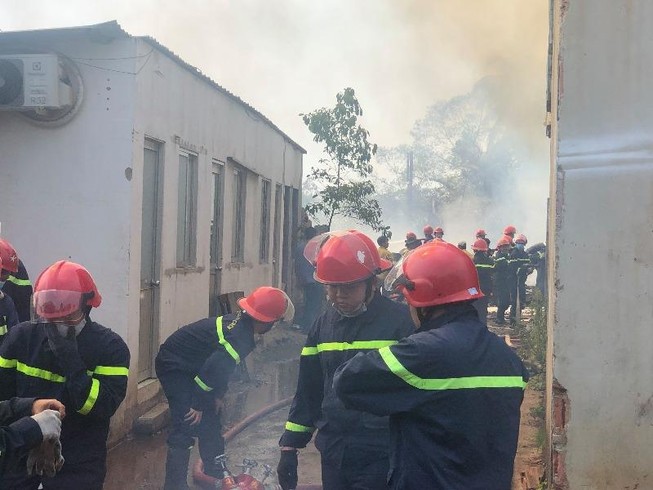 Cảnh sát ngăn đám cháy từ bãi phế liệu sang nhà xưởng ở quận 9