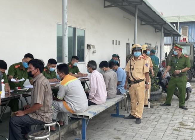 Công an TP Thủ Đức kiểm tra ma tuý tài xế ra vào cảng Phú Hữu