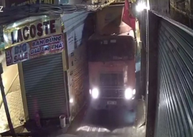 Công an TP Thủ Đức truy xe container chui hẻm làm hư nhà dân