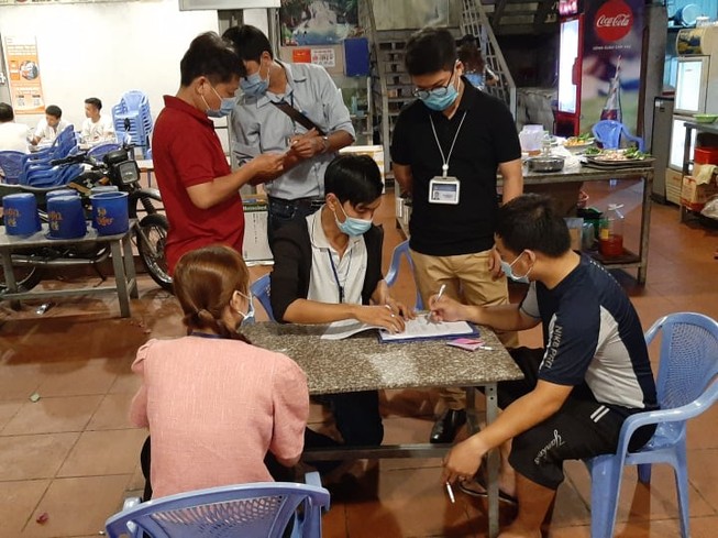 Quán nhậu bị phạt 8 triệu vì nhân viên không đeo khẩu trang