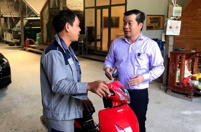 Người 'dừng xe nhặt tiền gây tai nạn' được tặng xe máy