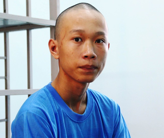 Khởi tố hai thanh niên ném đá xe khách